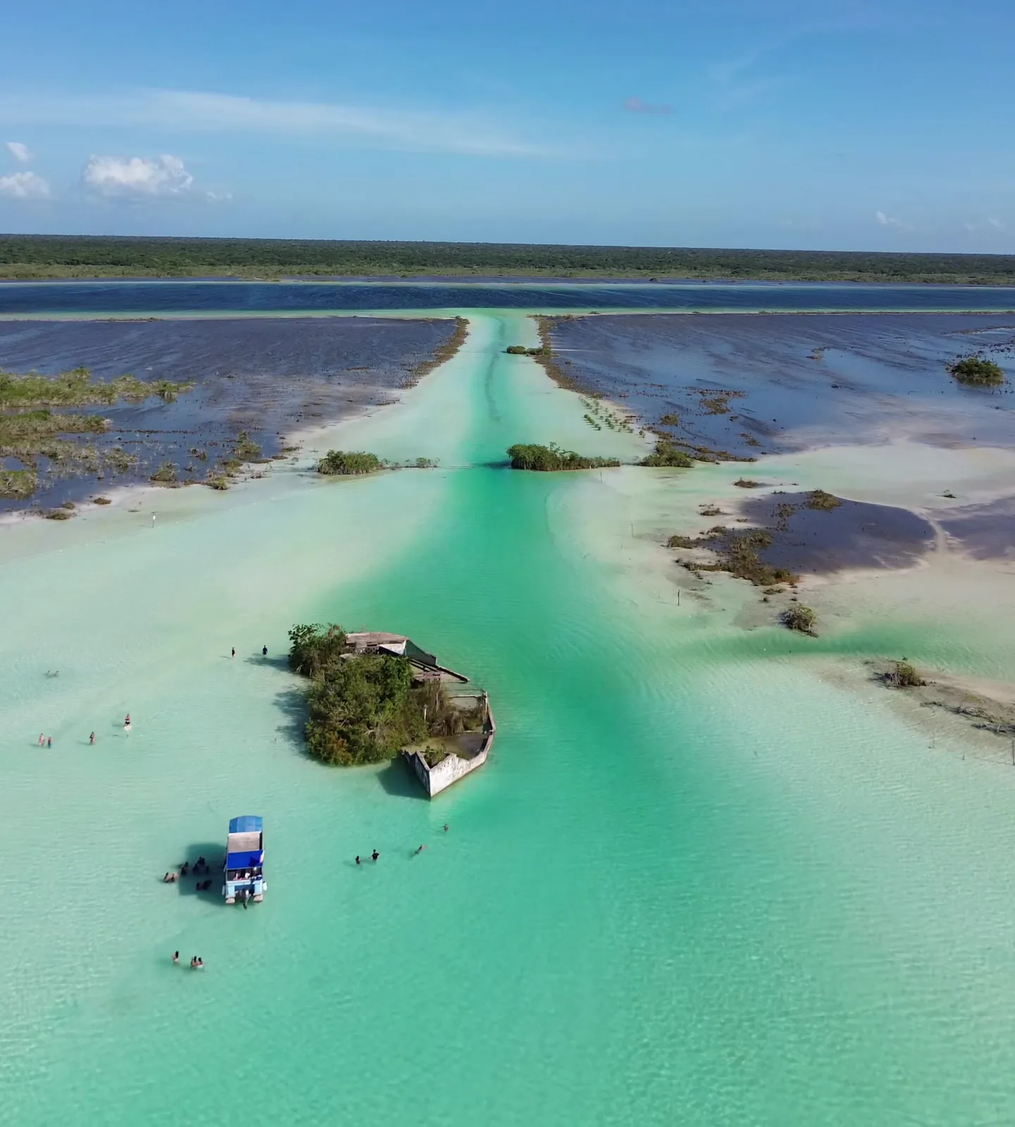 The Pirates' Channel from above, a turquoise channel between the shallows